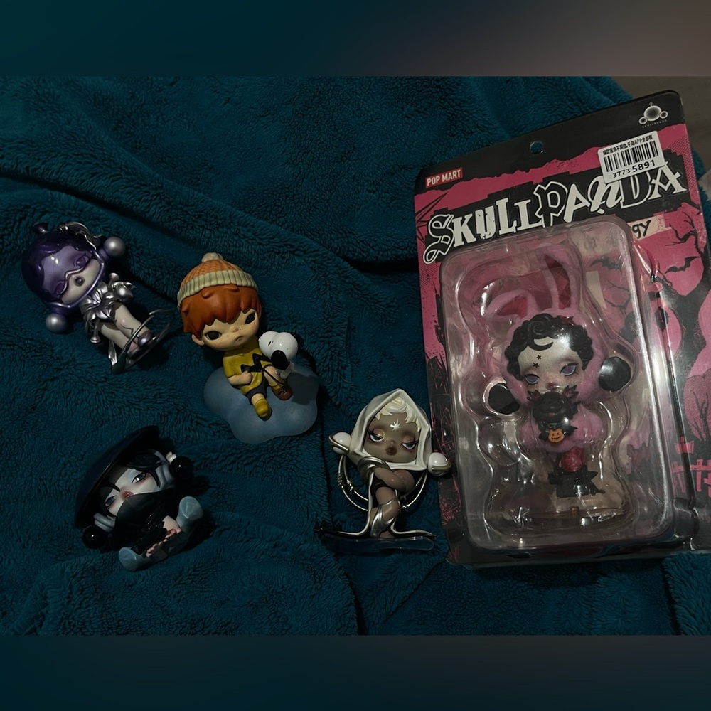 SkullPanda and hirono Collectible Figures Set